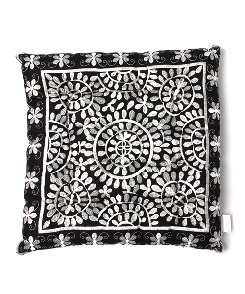 Amina(アミナ)の「【チャイハネ】刺繍 スクエアクッション(クッション/クッションカバー・レディース・イエロー/マルチ/ターコイズブルー/ベージュ/シルバー/ブラック/レッド/ブラウン/グリーン/パープル・FREE)」の21枚目の写真