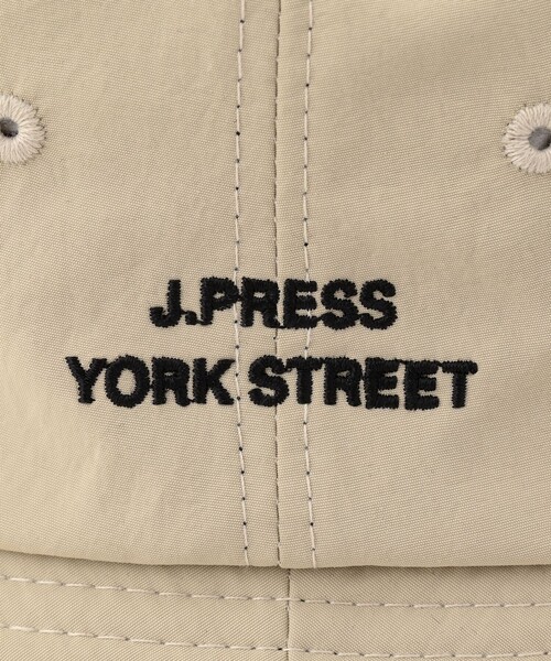 J.PRESS YORK STREET（ジェイプレスヨークストリート）の「【UNISEX】ロゴ刺繍バケットハット（ハット・メンズ・ベージュ系/ネイビー系・F）」の5枚目の写真