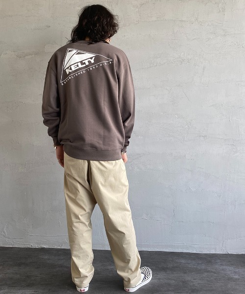KELTY（ケルティ）の「[KELTY/ケルティ] 別注 バックロゴプリント クルーネックスウェット（スウェット・レディース・ホワイト/ブラック/ダークブラウン/ピンク/イエロー/グリーン/チャコール・S/M/L）」の12枚目の写真