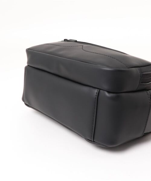 HUNTER（ハンター）の「RUBBERISED LEATHER CAMERA BAG TWO STRAP（ボディバッグ/ウエストポーチ