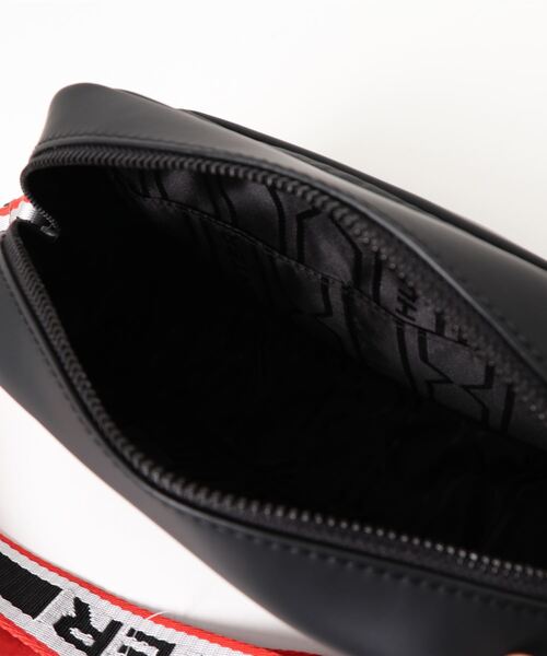 HUNTER(ハンター)の「RUBBERISED LEATHER CAMERA BAG - TWO STRAP(ボディバッグ/ウエストポーチ・レディース・ブラック・ONESIZE)」の2枚目の写真