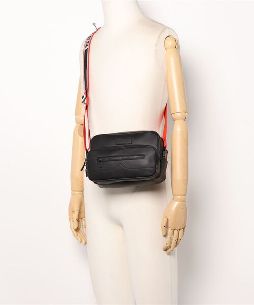 HUNTER(ハンター)の「RUBBERISED LEATHER CAMERA BAG - TWO STRAP(ボディバッグ/ウエストポーチ・レディース・ブラック・ONESIZE)」の6枚目の写真