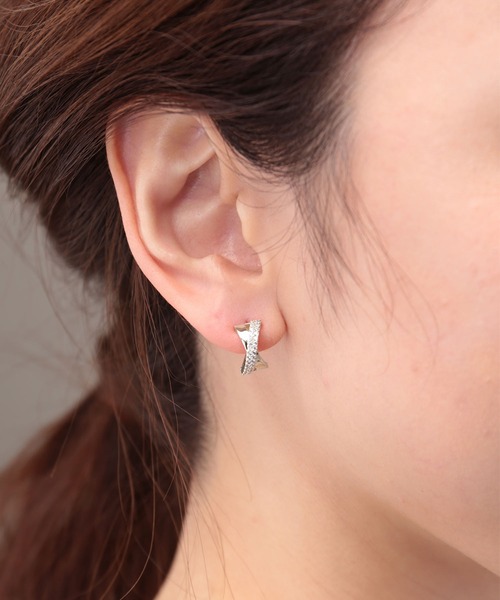 Manon's Selection（マノンズセレクション）の「クロスラインフープピアス（ピアス（両耳用）・レディース・シルバー/ゴールド・ONE SIZE）」の2枚目の写真