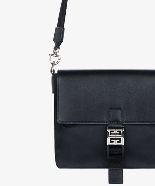 GIVENCHY（ジバンシイ）の「4G ライトブラックナイロン　メッセンジャーバッグ（ボディバッグ/ウエストポーチ・メンズ・ブラック・ONE SIZE）」の6枚目の写真