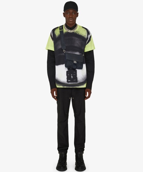 GIVENCHY（ジバンシイ）の「4G ライトブラックナイロン　メッセンジャーバッグ（ボディバッグ/ウエストポーチ・メンズ・ブラック・ONE SIZE）」の2枚目の写真