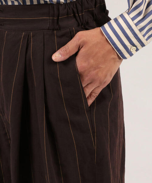 TOMORROWLAND （トゥモローランド）の「リネンコットン ストライプ 2プリーツパンツ（その他パンツ・メンズ・ブラック系その他・S/M/XS）」の2枚目の写真