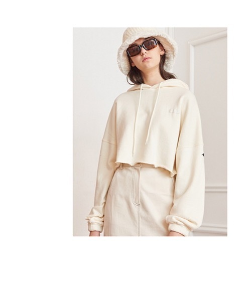 13MONTH（サーティーンマンス）の「【13month 】ロゴワッペン　クロップフーディ（パーカー・レディース・アイボリー/ネイビー・MEDIUM/LARGE）」の17枚目の写真