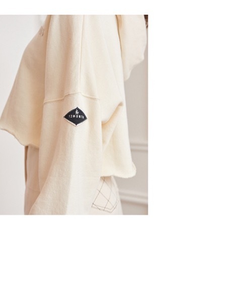 13MONTH（サーティーンマンス）の「【13month 】ロゴワッペン　クロップフーディ（パーカー・レディース・アイボリー/ネイビー・MEDIUM/LARGE）」の9枚目の写真