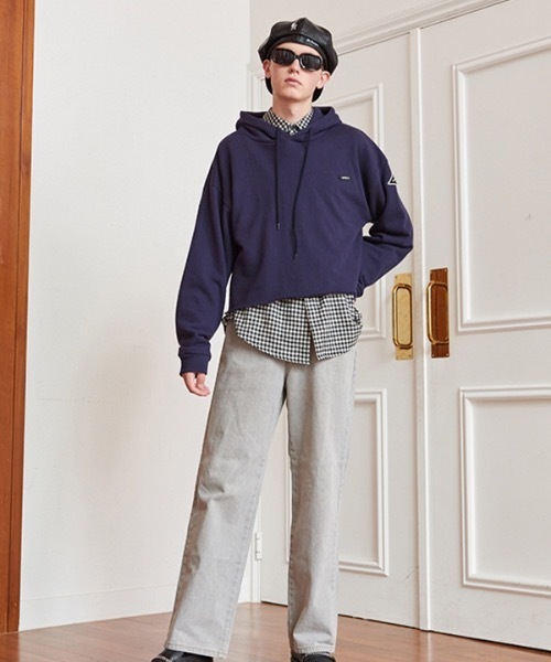 13MONTH（サーティーンマンス）の「【13month 】ロゴワッペン　クロップフーディ（パーカー・レディース・アイボリー/ネイビー・MEDIUM/LARGE）」の10枚目の写真