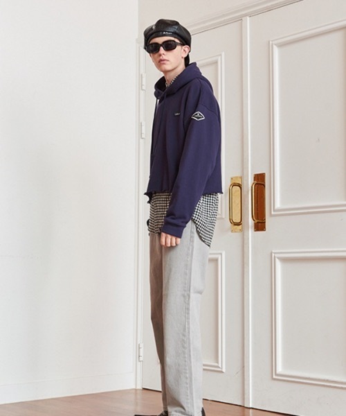 13MONTH（サーティーンマンス）の「【13month 】ロゴワッペン　クロップフーディ（パーカー・レディース・アイボリー/ネイビー・MEDIUM/LARGE）」の7枚目の写真