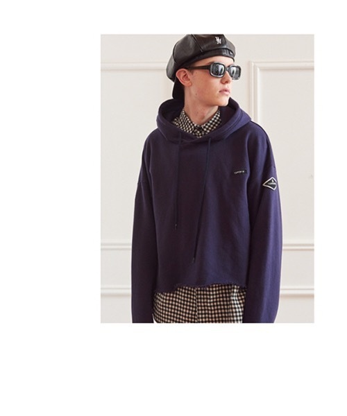 13MONTH（サーティーンマンス）の「【13month 】ロゴワッペン　クロップフーディ（パーカー・レディース・アイボリー/ネイビー・MEDIUM/LARGE）」の4枚目の写真