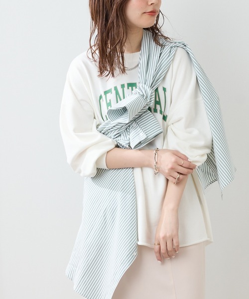 natural couture（ナチュラルクチュール）の「フチドリカレッジロゴで旬のスタイリングに！カットオフ裏毛ロゴトップス（スウェット・レディース・アイボリー/オフホワイト/チャコールグレー・FREE）」の2枚目の写真