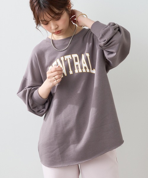 natural couture（ナチュラルクチュール）の「フチドリカレッジロゴで旬のスタイリングに！カットオフ裏毛ロゴトップス（スウェット・レディース・アイボリー/オフホワイト/チャコールグレー・FREE）」の3枚目の写真