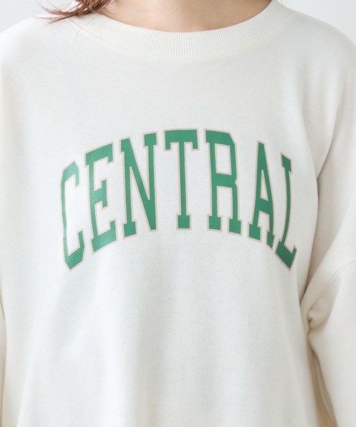 natural couture（ナチュラルクチュール）の「フチドリカレッジロゴで旬のスタイリングに！カットオフ裏毛ロゴトップス（スウェット・レディース・アイボリー/オフホワイト/チャコールグレー・FREE）」の4枚目の写真