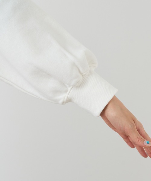 natural couture（ナチュラルクチュール）の「フチドリカレッジロゴで旬のスタイリングに！カットオフ裏毛ロゴトップス（スウェット・レディース・アイボリー/オフホワイト/チャコールグレー・FREE）」の17枚目の写真