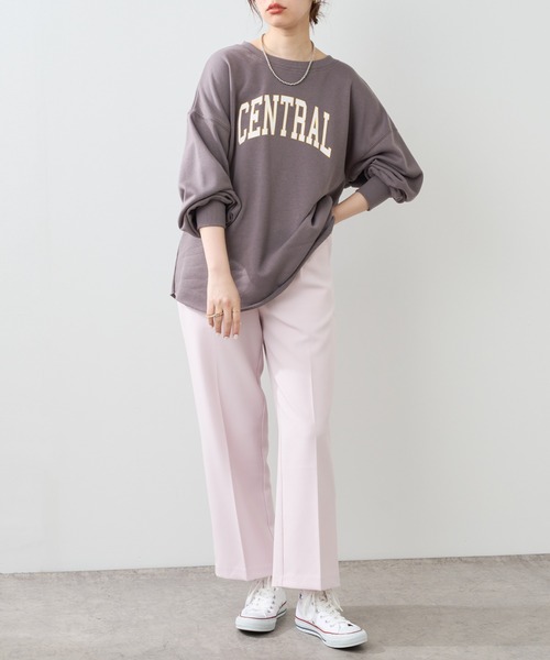 natural couture（ナチュラルクチュール）の「フチドリカレッジロゴで旬のスタイリングに！カットオフ裏毛ロゴトップス（スウェット・レディース・アイボリー/オフホワイト/チャコールグレー・FREE）」の21枚目の写真