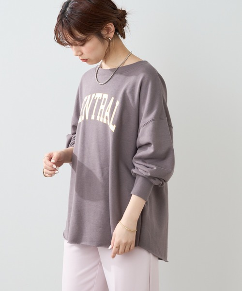 natural couture（ナチュラルクチュール）の「フチドリカレッジロゴで旬のスタイリングに！カットオフ裏毛ロゴトップス（スウェット・レディース・アイボリー/オフホワイト/チャコールグレー・FREE）」の7枚目の写真