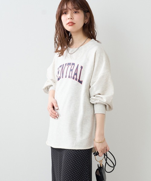 natural couture（ナチュラルクチュール）の「フチドリカレッジロゴで旬のスタイリングに！カットオフ裏毛ロゴトップス（スウェット・レディース・アイボリー/オフホワイト/チャコールグレー・FREE）」の9枚目の写真