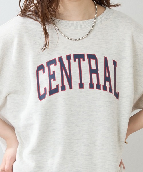 natural couture（ナチュラルクチュール）の「フチドリカレッジロゴで旬のスタイリングに！カットオフ裏毛ロゴトップス（スウェット・レディース・アイボリー/オフホワイト/チャコールグレー・FREE）」の18枚目の写真