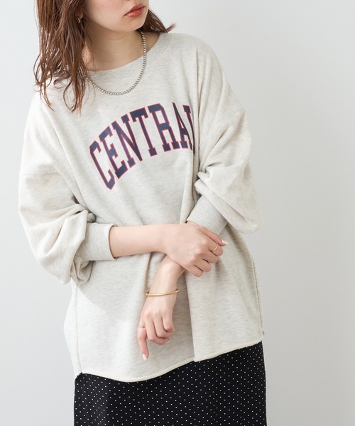 natural couture（ナチュラルクチュール）の「フチドリカレッジロゴで旬のスタイリングに！カットオフ裏毛ロゴトップス（スウェット・レディース・アイボリー/オフホワイト/チャコールグレー・FREE）」の11枚目の写真