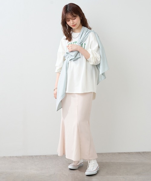 natural couture（ナチュラルクチュール）の「フチドリカレッジロゴで旬のスタイリングに！カットオフ裏毛ロゴトップス（スウェット・レディース・アイボリー/オフホワイト/チャコールグレー・FREE）」の15枚目の写真