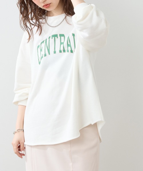 natural couture（ナチュラルクチュール）の「フチドリカレッジロゴで旬のスタイリングに！カットオフ裏毛ロゴトップス（スウェット・レディース・アイボリー/オフホワイト/チャコールグレー・FREE）」の20枚目の写真