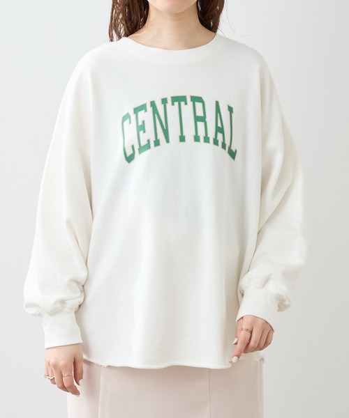 natural couture（ナチュラルクチュール）の「フチドリカレッジロゴで旬のスタイリングに！カットオフ裏毛ロゴトップス（スウェット・レディース・アイボリー/オフホワイト/チャコールグレー・FREE）」の14枚目の写真