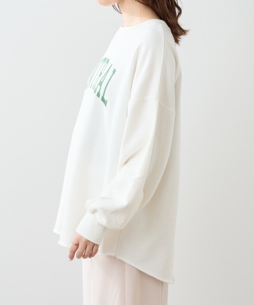 natural couture（ナチュラルクチュール）の「フチドリカレッジロゴで旬のスタイリングに！カットオフ裏毛ロゴトップス（スウェット・レディース・アイボリー/オフホワイト/チャコールグレー・FREE）」の10枚目の写真