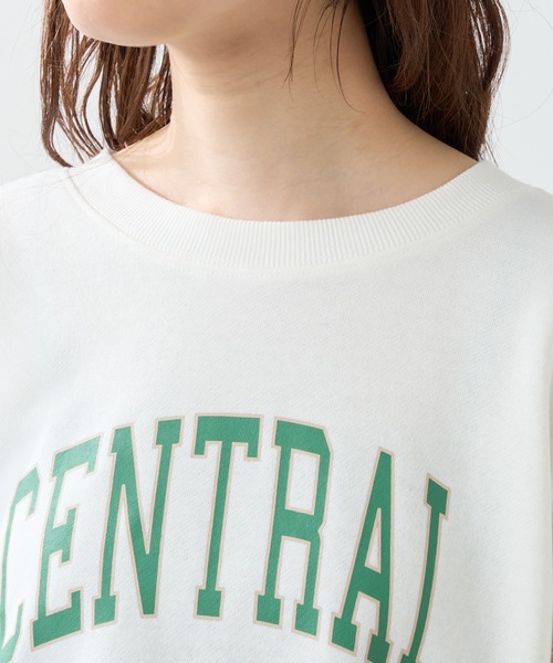 natural couture（ナチュラルクチュール）の「フチドリカレッジロゴで旬のスタイリングに！カットオフ裏毛ロゴトップス（スウェット・レディース・アイボリー/オフホワイト/チャコールグレー・FREE）」の19枚目の写真