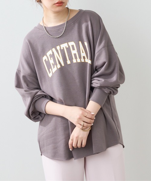 natural couture（ナチュラルクチュール）の「フチドリカレッジロゴで旬のスタイリングに！カットオフ裏毛ロゴトップス（スウェット・レディース・アイボリー/オフホワイト/チャコールグレー・FREE）」の16枚目の写真