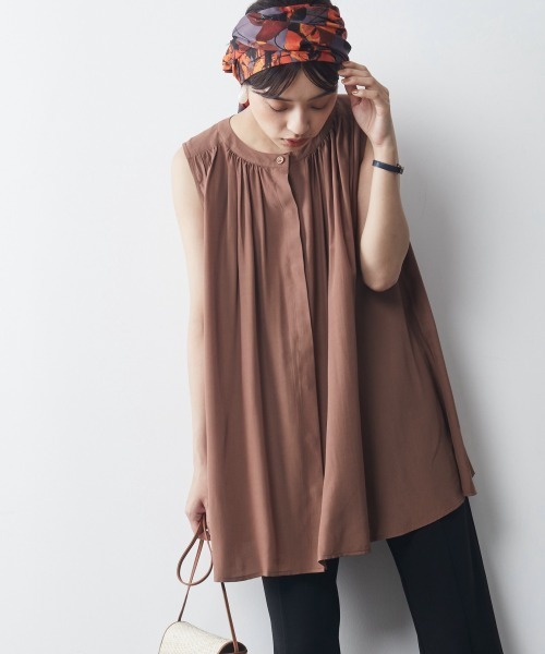 CHIC STYLE(シックスタイル)の「大きいサイズ ギャザーノースリーブブラウス シックスタイル(シャツ/ブラウス・レディース・ブラウン/ブルー・L/LL/4L/3L/5L)」の2枚目の写真