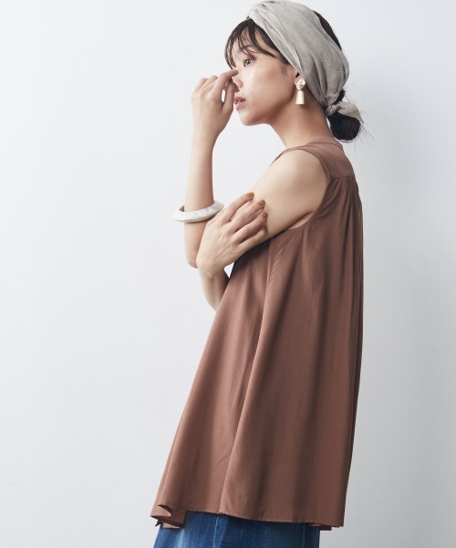CHIC STYLE(シックスタイル)の「大きいサイズ ギャザーノースリーブブラウス シックスタイル(シャツ/ブラウス・レディース・ブラウン/ブルー・L/LL/4L/3L/5L)」の22枚目の写真