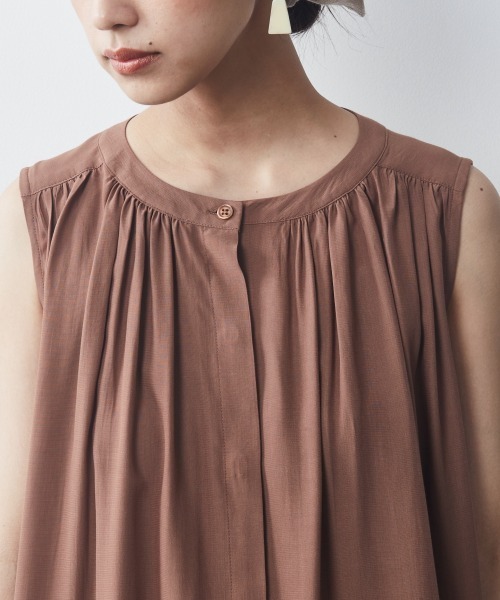 CHIC STYLE(シックスタイル)の「大きいサイズ ギャザーノースリーブブラウス シックスタイル(シャツ/ブラウス・レディース・ブラウン/ブルー・L/LL/4L/3L/5L)」の15枚目の写真