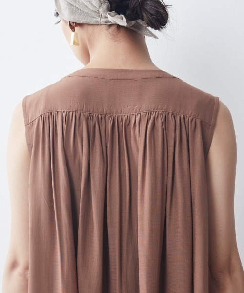 CHIC STYLE(シックスタイル)の「大きいサイズ ギャザーノースリーブブラウス シックスタイル(シャツ/ブラウス・レディース・ブラウン/ブルー・L/LL/4L/3L/5L)」の17枚目の写真