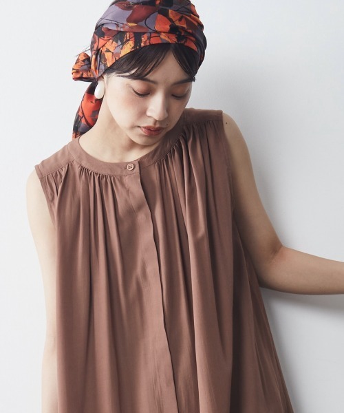 CHIC STYLE(シックスタイル)の「大きいサイズ ギャザーノースリーブブラウス シックスタイル(シャツ/ブラウス・レディース・ブラウン/ブルー・L/LL/4L/3L/5L)」の3枚目の写真