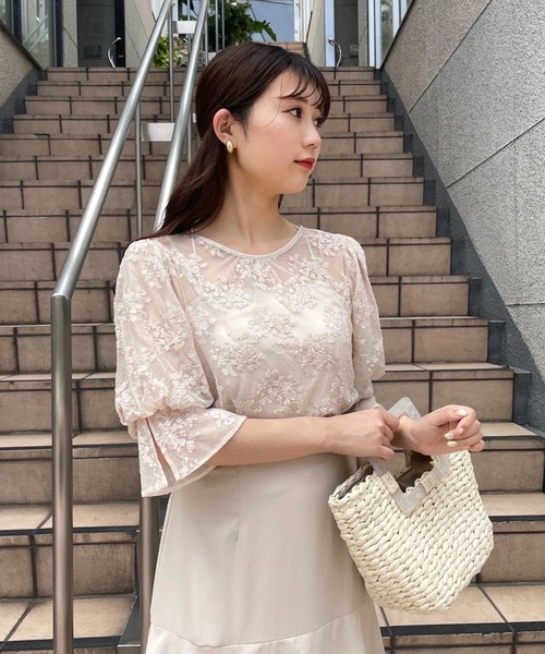 one after another NICE CLAUP(ワンアフターアナザーナイスクラップ)の「1枚で華やかインナーSETレースブラウス(シャツ/ブラウス・レディース・ベージュ/オフホワイト/サックスブルー・FREE)」の5枚目の写真