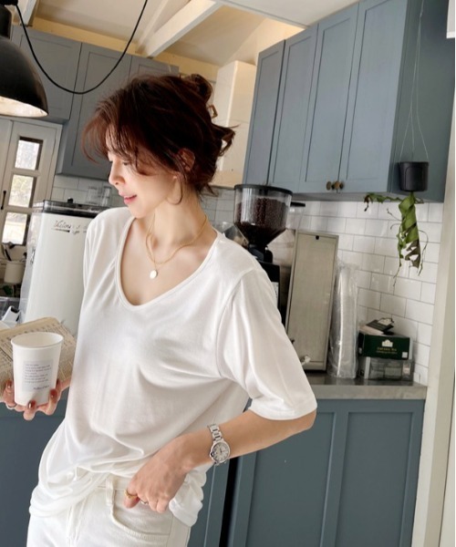NANING9(ナンニング)の「NANING9 無地UネックTシャツ(Tシャツ/カットソー・レディース・ブラック/カーキ/アイボリー・LARGE/FREE)」の14枚目の写真