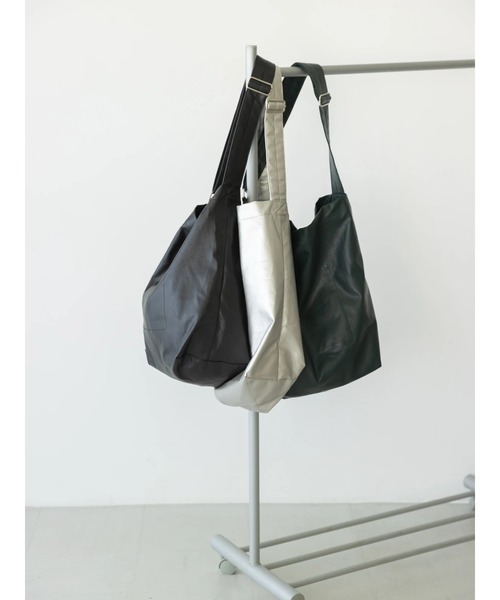 koe（コエ）の「フェイクレザーワンショルダーバッグ＊（ショルダーバッグ・レディース・ブラック/ダークグリーン/シルバー・FREE）」の4枚目の写真