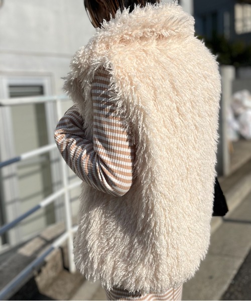 mi via loca（ミヴィアロカ）の「衿付きフェイクファーボリュームベスト（ベスト・レディース・アイボリー/ブラウン/ライトグリーン/ブルー・FREE）」の11枚目の写真