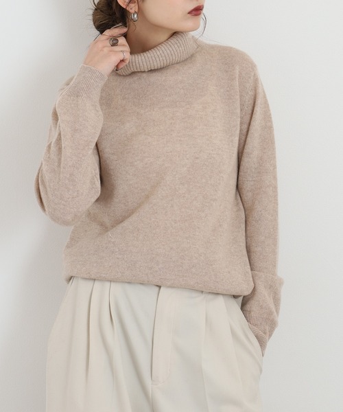 BRODIAEA(ブローディア)の「BRODIAEA 洗えるカシミヤシリーズ タートルネックニット(ニット/セーター・レディース・ボルドー/チェリーレッド/ライム/アクア/ライトピンク/コバルトブルー/サックスブルー/エメラルド/ブラック/ライラック/ラベンダー/サンドベージュ/モカ/ピンクベージュ/バイオレット/チェリーピンク/シルバーグレー/チャコールグレー/ローズ/オフホワイト・40)」の6枚目の写真
