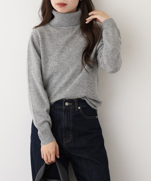 BRODIAEA(ブローディア)の「BRODIAEA 洗えるカシミヤシリーズ タートルネックニット(ニット/セーター・レディース・ボルドー/チェリーレッド/ライム/アクア/ライトピンク/コバルトブルー/サックスブルー/エメラルド/ブラック/ライラック/ラベンダー/サンドベージュ/モカ/ピンクベージュ/バイオレット/チェリーピンク/シルバーグレー/チャコールグレー/ローズ/オフホワイト・40)」の4枚目の写真
