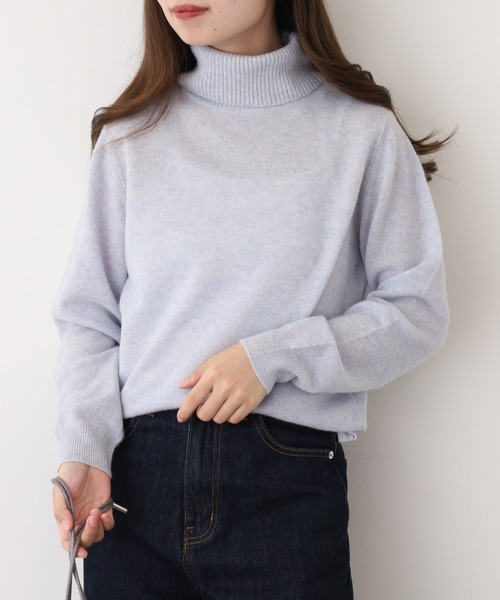 BRODIAEA(ブローディア)の「BRODIAEA 洗えるカシミヤシリーズ タートルネックニット(ニット/セーター・レディース・ボルドー/チェリーレッド/ライム/アクア/ライトピンク/コバルトブルー/サックスブルー/エメラルド/ブラック/ライラック/ラベンダー/サンドベージュ/モカ/ピンクベージュ/バイオレット/チェリーピンク/シルバーグレー/チャコールグレー/ローズ/オフホワイト・40)」の21枚目の写真