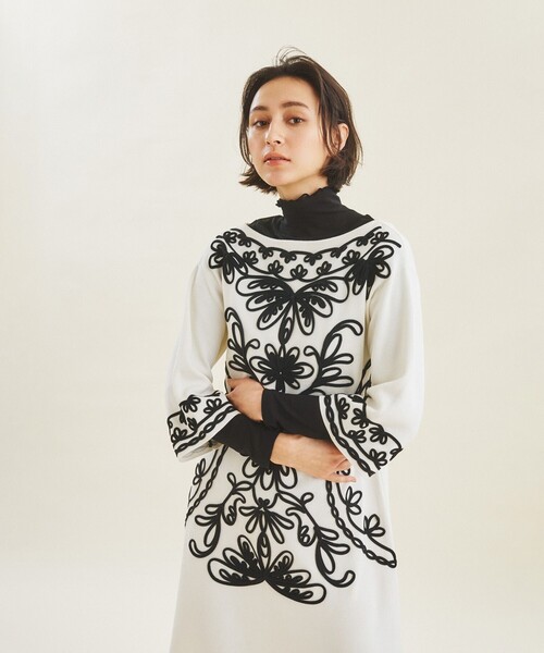 GRACE CONTINENTAL（グレースコンチネンタル）の「コード刺繍ニットワンピース（ワンピース・レディース・ホワイト/イエロー・36）」の6枚目の写真