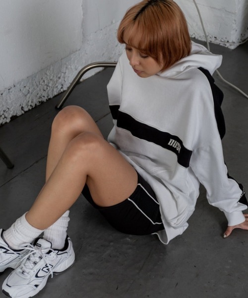 ROGER AND RAW（ロジャーアンドロウ）の「バイカラーパイピングスウェットフーディー（パーカー・レディース・ホワイト/ブラック/グリーン・MEDIUM）」の2枚目の写真