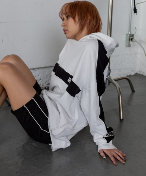 ROGER AND RAW（ロジャーアンドロウ）の「バイカラーパイピングスウェットフーディー（パーカー・レディース・ホワイト/ブラック/グリーン・MEDIUM）」の4枚目の写真