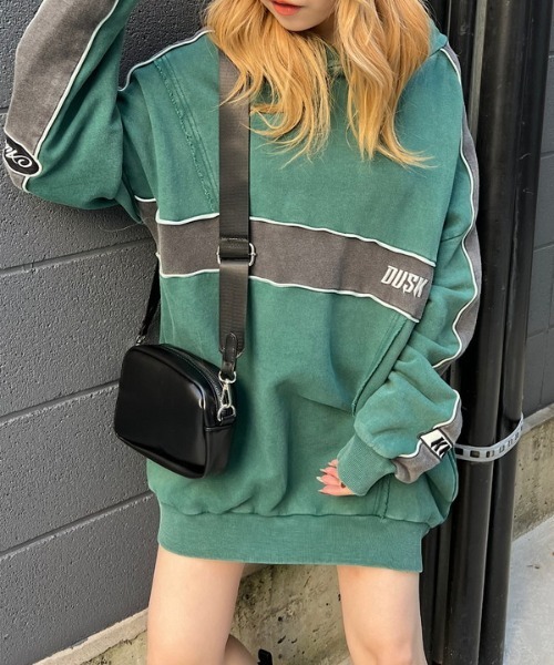 ROGER AND RAW（ロジャーアンドロウ）の「バイカラーパイピングスウェットフーディー（パーカー・レディース・ホワイト/ブラック/グリーン・MEDIUM）」の5枚目の写真