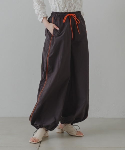 Kastane（カスタネ）の「【DISCUS別注】ナイロンジョガーパンツ（その他パンツ・レディース・ホワイト/チャコールグレー/レッド・1/2）」の2枚目の写真