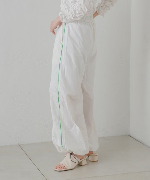 Kastane（カスタネ）の「【DISCUS別注】ナイロンジョガーパンツ（その他パンツ・レディース・ホワイト/チャコールグレー/レッド・1/2）」の4枚目の写真