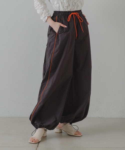 Kastane（カスタネ）の「【DISCUS別注】ナイロンジョガーパンツ（その他パンツ・レディース・ホワイト/チャコールグレー/レッド・1/2）」の18枚目の写真