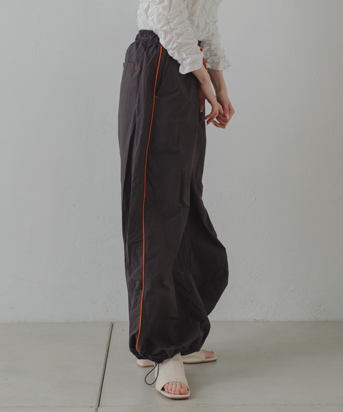 Kastane（カスタネ）の「【DISCUS別注】ナイロンジョガーパンツ（その他パンツ・レディース・ホワイト/チャコールグレー/レッド・1/2）」の6枚目の写真